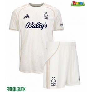 Nottingham Forest Bortaställ Barn 2025-26 Kortärmad (+ Korta byxor)